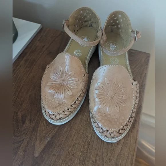 Women's Tan Leather Sandals With Floral Design - Picture 3 of 4